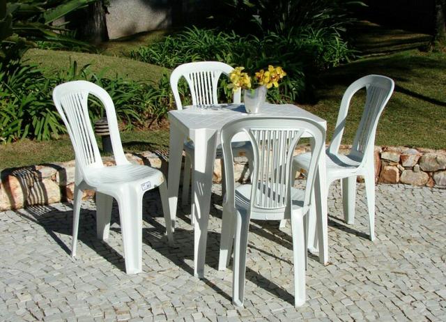 Conjunto de Mesa de Plástico com 4 cadeiras – Branco – 182 kg