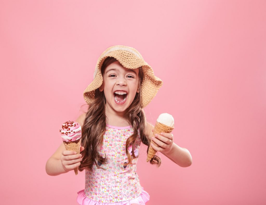 criança feliz com sorvete