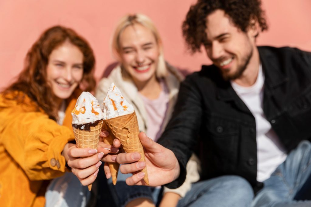 amigos felizes com sorvete na mão