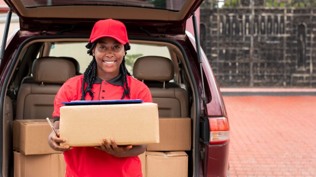 entregadora levando encomenda