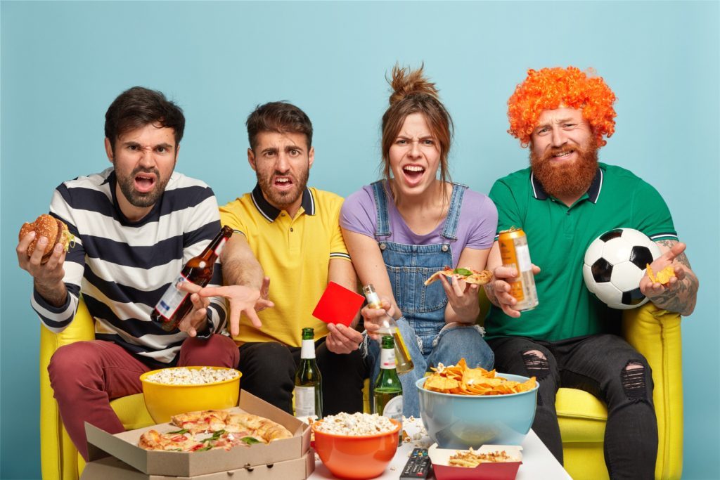 O que vender durante a copa do mundo:amigos assistindo jogo
