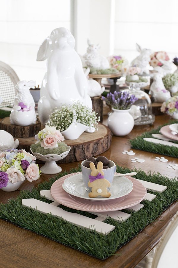 Tendências para a Páscoa : Decoração temática mesa posta com arranjos e coelhos de porcelana. Lavandsa e doces.